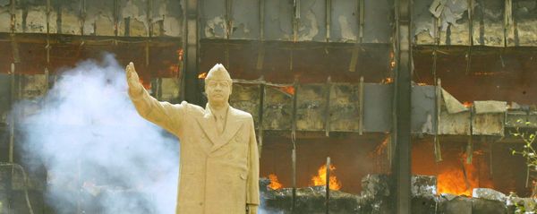 A statue of Iraqi President Saddam Hussein in front of building of the Iraqi Olympic Committee 09 April 2003. The US tanks and troops poured into the heart of Baghdad as the Iraqi leader's regime collapsed after a blistering three-week onslaught. - Sputnik International
