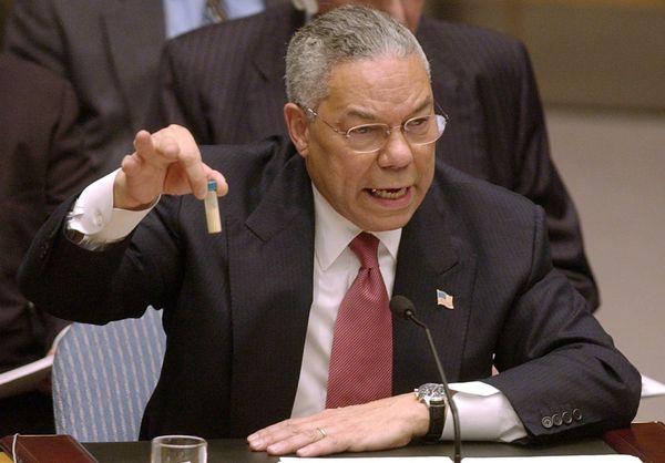 The image seen round the world of Secretary of State Colin Powell and his mock vial of anthrax,which he held up during a presentation before the UN on Iraq's alleged weapons of mass destruction program, February 5, 2003. - Sputnik International