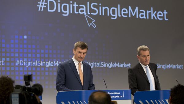 European Commissioner for Digital Single Market Andrus Ansip, left, and European Commissioner for Digital Economy Guenther Oettinger  (File) - Sputnik International