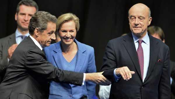 Former French President and French right-wing Les Republicains (LR) party President Nicolas Sarkozy (L) touches mayor of Bordeaux Alain Juppe (R) (File) - Sputnik International