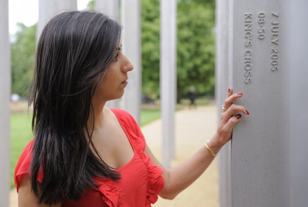 Saba Mozakka, whose mother Behnaz Mozakka was killed in the London terrorist attacks on July 7, 2005, places her hand on a memorial dedicated to the London Bombing victims, in Hyde Park, central London, on July 6, 2009. - Sputnik International