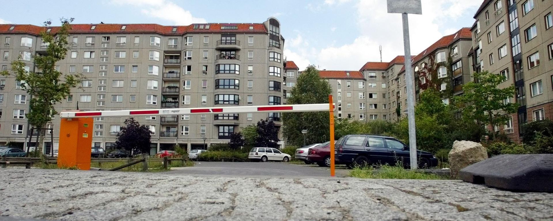 A parking lot and housing area in the German capital Berlin is seen on Tuesday, Sept. 14, 2004. Nothing on this parking area in the city's center reminds a viewer of former German Nazi-leader Adolf Hitler's bunker which was located here and the bunker's exit, where Hitler and his wife Eva were burned by aides after committing suicide. After WW II, East Germany built up a housing area on the site of the bunker. A parking lot and housing area in the German capital Berlin is seen on Tuesday, Sept. 14, 2004. Nothing on this parking area in the city's center reminds a viewer of former German Nazi-leader Adolf Hitler's bunker which was located here and the bunker's exit, where Hitler and his wife Eva were burned by aides after committing suicide. After WW II, East Germany built up a housing area on the site of the bunker. - Sputnik International, 1920, 22.10.2021