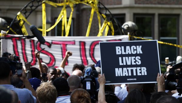 Protesters gather outside the governor's residence Thursday, July 7, 2016, in St. Paul, Minn. A police officer fatally shot Philando Castile as a woman in the vehicle apparently livestreamed the aftermath in a widely shared Facebook video. The shooting happened late Wednesday during a traffic stop in the St. Paul suburb of Falcon Heights. - Sputnik International