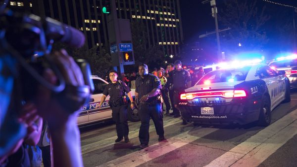 Bystanders stand near pollice baracades following the sniper shooting in Dallas on July 7, 2016. - Sputnik International