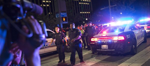 Bystanders stand near pollice baracades following the sniper shooting in Dallas on July 7, 2016. Bystanders stand near pollice baracades following the sniper shooting in Dallas on July 7, 2016. - Sputnik International