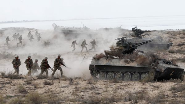 Kazakh riflemen charging an attack at the large-scale strategic exercises on the Oimasha range, Kazakhstan - Sputnik International