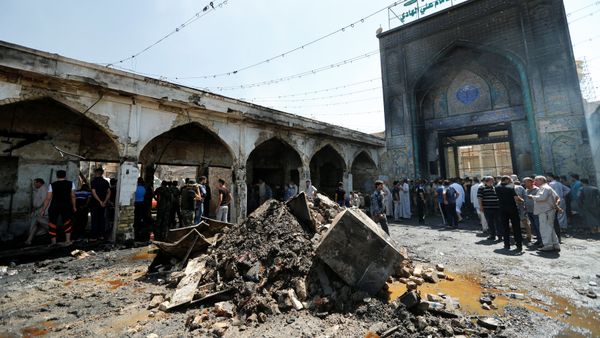 People gather at the site of a suicide attack at the entrance of the Shi'ite Mausoleum of Sayid Mohammed bin Ali al-Hadi in Balad, north of Baghdad, Iraq, July 8, 2016. - Sputnik International