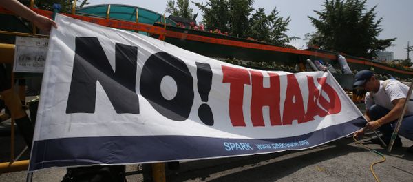 A South Korean protester ties a banner before a rally to denounce deploying the Terminal High-Altitude Area Defense, or THAAD, in front of the Defense Ministry in Seoul, South Korea, Friday, July 8, 2016. - Sputnik International