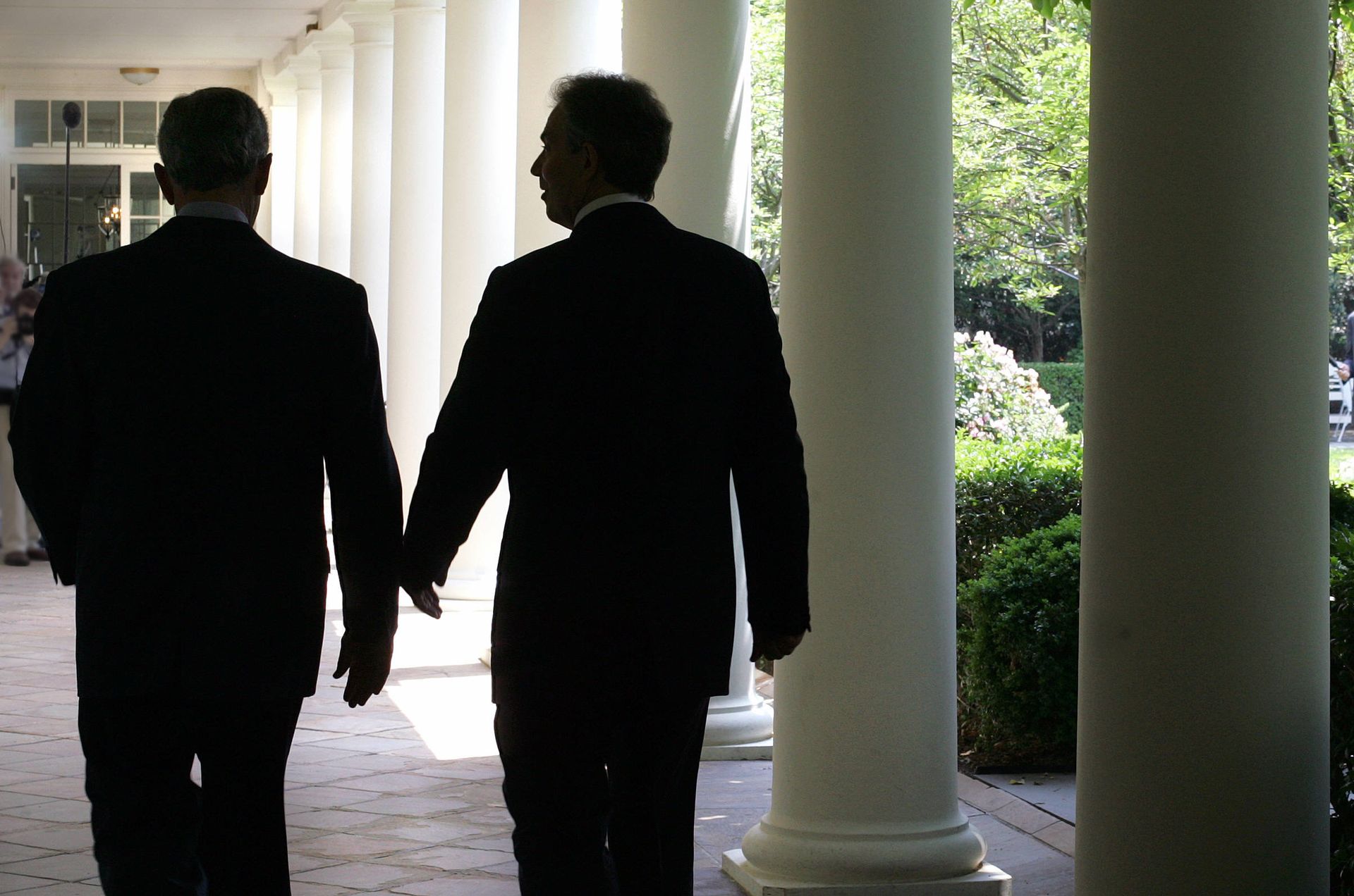George W. Bush (L) walks with Tony Blair - Sputnik International, 1920, 09.01.2022