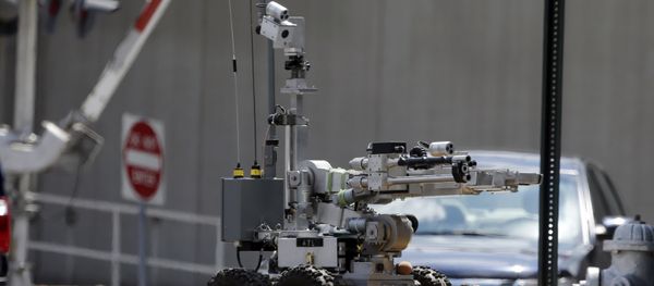 An Atlanta Police robot loads a possible Civil-War era cannonball into an explosives containment vehicle. An Atlanta Police robot loads a possible Civil-War era cannonball into an explosives containment vehicle. - Sputnik International