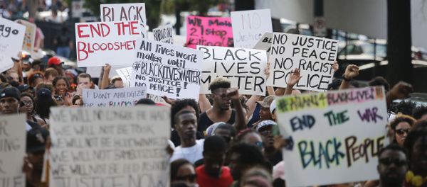 Demonstrators march through downtown Atlanta to protest the shootings of two black men by police officers, Friday, July 8, 2016. - Sputnik International