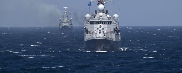  Turkish NATO warship TCG Turgutreis, foreground, maneuvers on the Black Sea after leaving the port of Constanta, Romania, Monday, March 16, 2015. - Sputnik International