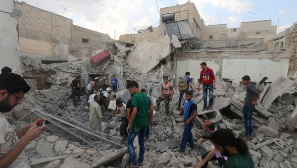 Men look for survivors under the rubble of a damaged building after an airstrike on Aleppo's rebel held Kadi Askar area, Syria July 8, 2016. - Sputnik International