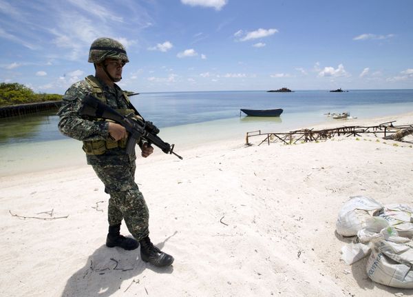 A Filipino soldier patrols at the shore of Pagasa island (Thitu Island) in the Spratly group of islands in the South China Sea, west of Palawan, Philippines, May 11, 2015. - Sputnik International
