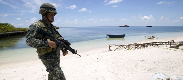 A Filipino soldier patrols at the shore of Pagasa island (Thitu Island) in the Spratly group of islands in the South China Sea, west of Palawan, Philippines, May 11, 2015. - Sputnik International