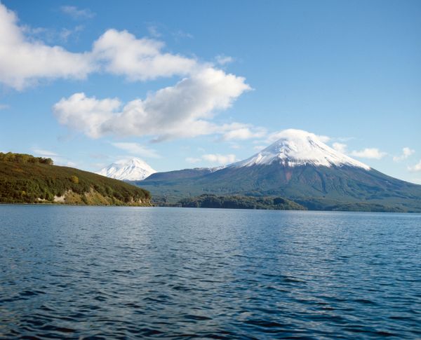 View of Ilyinsky volcano on the shore of Kurile Lake. - Sputnik International