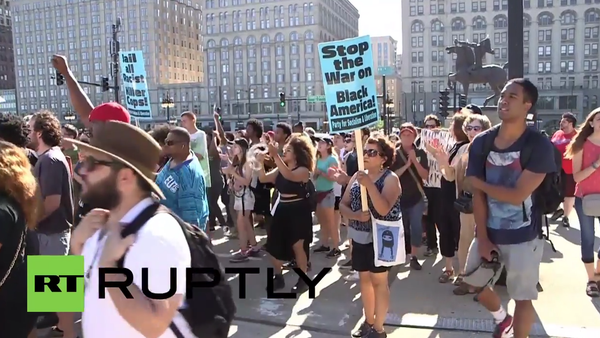 USA: Anti-racism activists confront Chicago police, block downtown traffic USA: Anti-racism activists confront Chicago police, block downtown traffic - Sputnik International