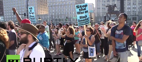 USA: Anti-racism activists confront Chicago police, block downtown traffic - Sputnik International