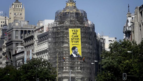 Greenpeace activists hang a banner depicting U.S President Barack Obama at the Metropolis building on Gran Via street in Madrid, Spain, July 10, 2016. Greenpeace activists hang a banner depicting U.S President Barack Obama at the Metropolis building on Gran Via street in Madrid, Spain, July 10, 2016. - Sputnik International