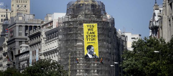 Greenpeace activists hang a banner depicting U.S President Barack Obama at the Metropolis building on Gran Via street in Madrid, Spain, July 10, 2016. Greenpeace activists hang a banner depicting U.S President Barack Obama at the Metropolis building on Gran Via street in Madrid, Spain, July 10, 2016. - Sputnik International