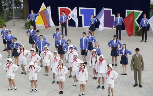 Meeting old and new generations in the Artek International Children's Center in Crimea. - Sputnik International
