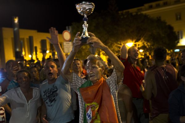 People celebrate after Portugal won the Euro 2016 final soccer match between Portugal and France played in Paris, Sunday, July 10, 2016, in Lagos, southern Portugal - Sputnik International