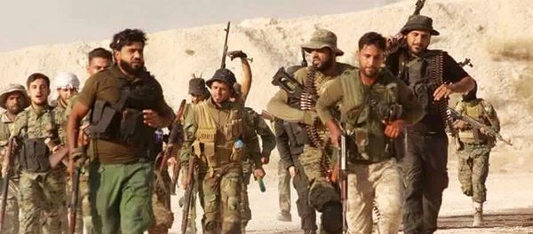 This photo released on Tuesday June 28, 2016, provided by the New Syrian Army anti-government rebels, which has been authenticated based on its contents and other AP reporting, shows U.S.-backed Syrian rebels of the New Syrian Army run in an unknown place in Syria - Sputnik International