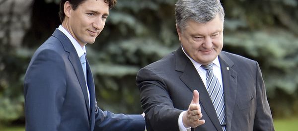 Ukrainian President Petro Poroshenko (R) gestures next to Prime Minister of Canada Justin Trudeau (L) during a welcoming ceremony ahead of their meeting in Kiev on June 11, 2016 - Sputnik International