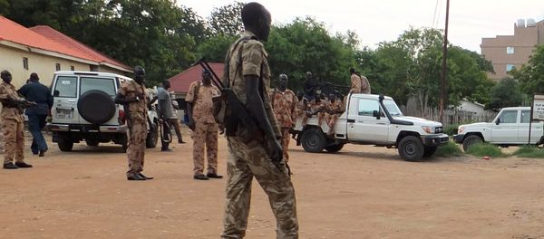 South Sudanese policemen and soldiers are seen along a street following renewed fighting in South Sudan's capital Juba (File) South Sudanese policemen and soldiers are seen along a street following renewed fighting in South Sudan's capital Juba (File) - Sputnik International