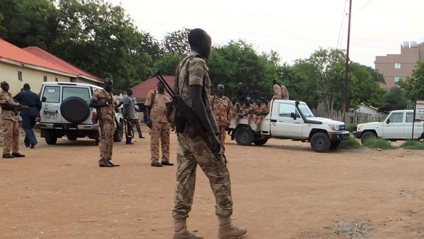 South Sudanese policemen and soldiers are seen along a street following renewed fighting in South Sudan's capital Juba (File) - Sputnik International