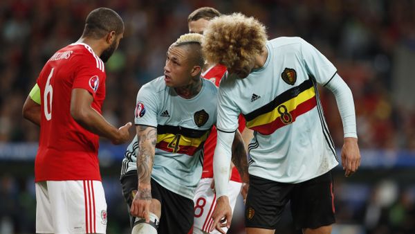 Football Soccer - Wales v Belgium - EURO 2016 - Quarter Final - Stade Pierre-Mauroy, Lille, France - 1/7/16 Belgium's Marouane Fellaini and Radja Nainggolan speak to Wales' Ashley Williams - Sputnik International
