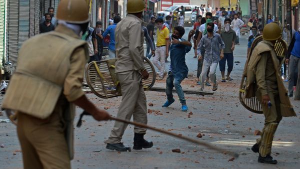 Indian police clash with Kashmiri protestors in Srinagar on July 11, 2016 Indian police clash with Kashmiri protestors in Srinagar on July 11, 2016 - Sputnik International