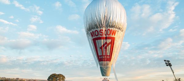 The balloon of Russian adventurer Fedor Konyukhov is surrounded by onlookers before the start of his attempt to break the world record for a solo hot-air balloon flight around the globe near Perth, Australia, in this handout image received July 12, 2016 The balloon of Russian adventurer Fedor Konyukhov is surrounded by onlookers before the start of his attempt to break the world record for a solo hot-air balloon flight around the globe near Perth, Australia, in this handout image received July 12, 2016 - Sputnik International