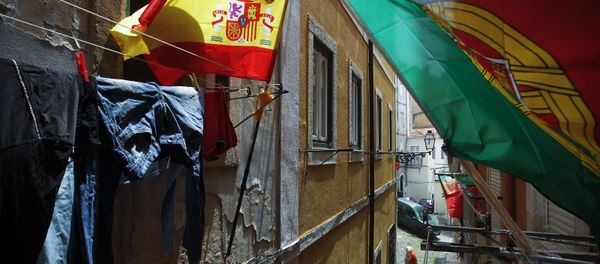 Portugal and Spain's flags wave at the balconies of a narrow street of Lisbon's Mouraria neighborhood (File) - Sputnik International