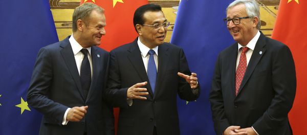 Chinese Premier Li Keqiang, center, gestures to European Council President Donald Tusk, left, and European Commission President Jean-Claude Juncker during a signing ceremony at an EU-China Summit meeting in the Great Hall of the People in Beijing Tuesday, July 12, 2016 - Sputnik International
