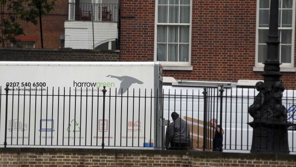 A furniture removal lorry is seen parked at the rear of number 10 Downing Street, in central London, Britain July 12, 2016 - Sputnik International