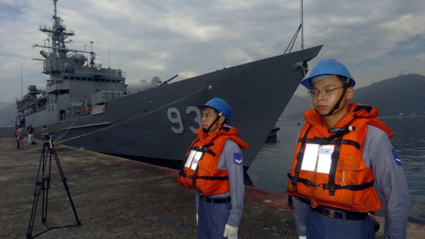 Two Taiwanese navy soldiers stand guard in front of a frigate (File) Two Taiwanese navy soldiers stand guard in front of a frigate (File) - Sputnik International