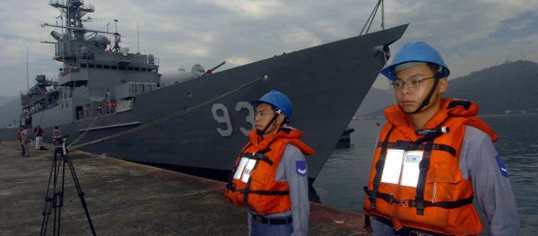 Two Taiwanese navy soldiers stand guard in front of a frigate (File) - Sputnik International