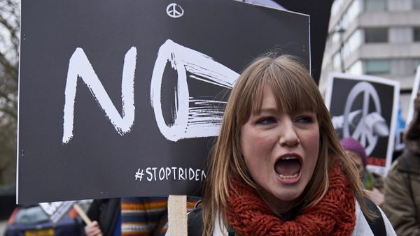 A protester shouts holding a placard as she marches in central London on February 27, 2016 in demonstration against a proposed renewal of Britain's Trident nuclear weapon system. - Sputnik International