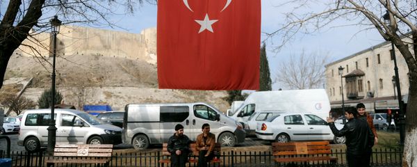 Syrian men sit under a Turkish flag  in Gaziantep, southern Turkey (File) - Sputnik International