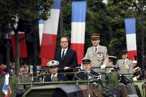 French President Francois Hollande (L) and Chief of the Defense Staff French Army General Pierre de Villiers arrive in a command car for the annual Bastille Day military parade on the Champs Elysees avenue in Paris, France, July 14, 2016. - Sputnik International