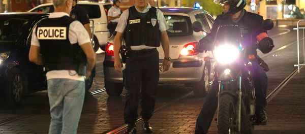 Police officers seal off the area of an attack after a truck drove on to the sidewalk and plowed through a crowd of revelers who'd gathered to watch the fireworks in the French resort city of Nice. - Sputnik International