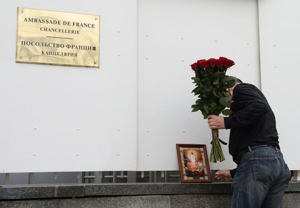 Moscow residents bring flowers to French embassy following Nice attack Moscow residents bring flowers to French embassy following Nice attack - Sputnik International