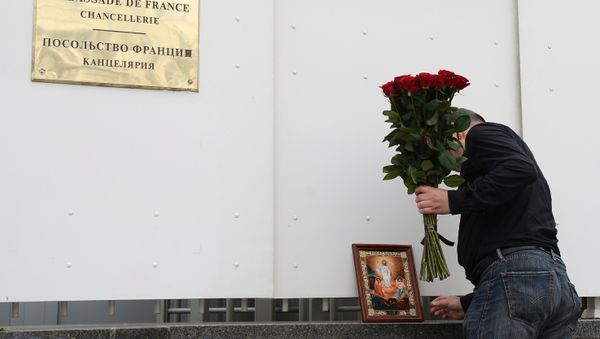 Moscow residents bring flowers to French embassy following Nice attack - Sputnik International