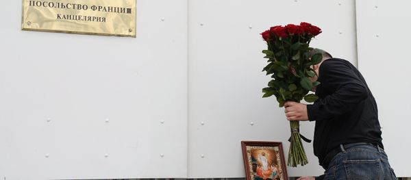 Moscow residents bring flowers to French embassy following Nice attack Moscow residents bring flowers to French embassy following Nice attack - Sputnik International