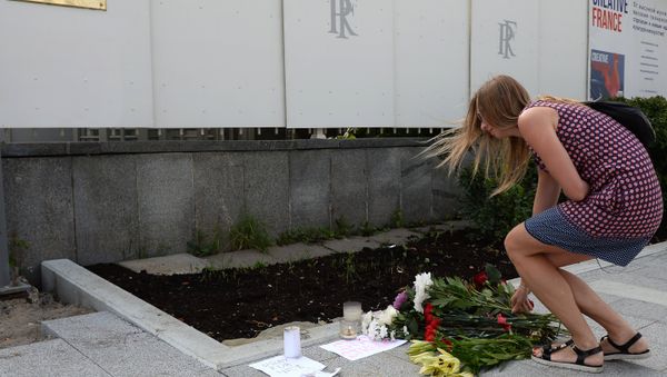 Moscow residents bring flowers to French embassy following Nice attack - Sputnik International