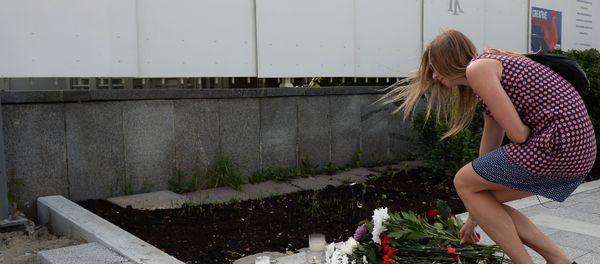Moscow residents bring flowers to French embassy following Nice attack - Sputnik International