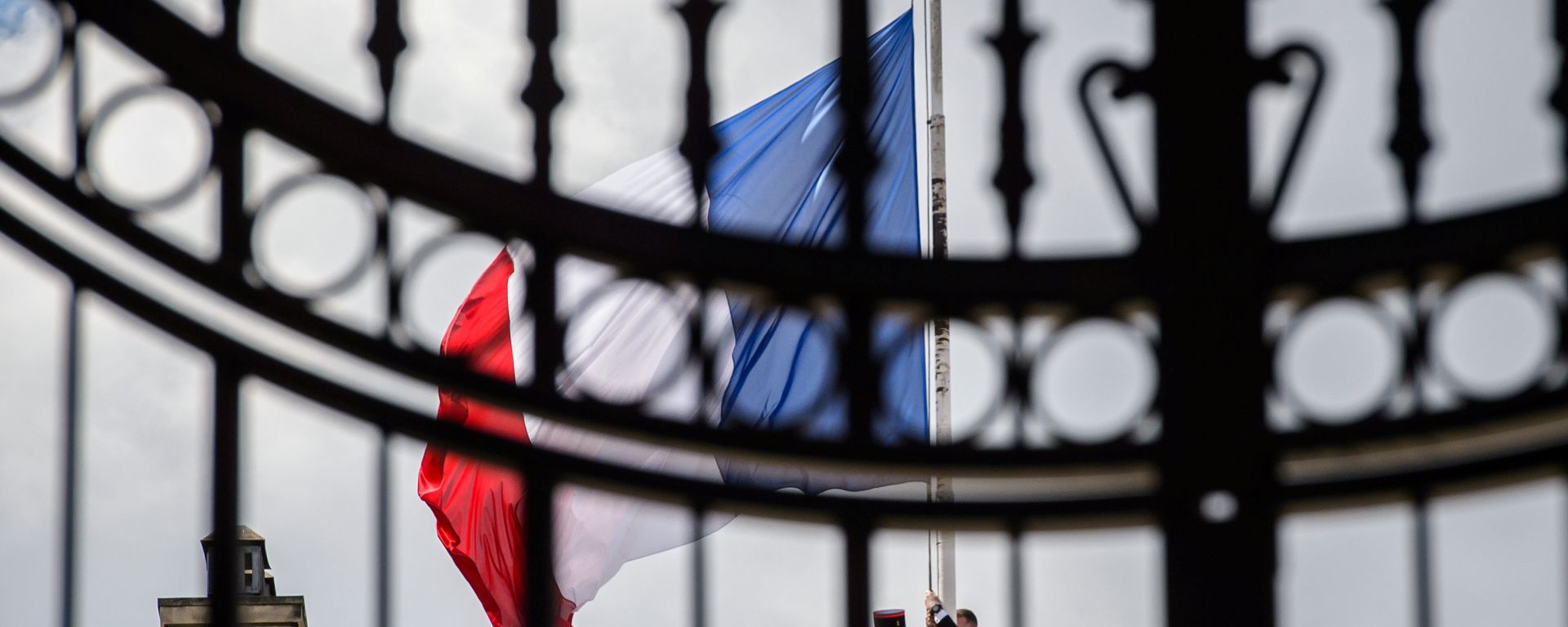 A Republican Guard lowers the French national flag at half-mast at the Elysee Palace in Paris, France, July 15, 2016, the day after the Bastille Day truck attack in Nice. - Sputnik International, 1920, 17.09.2021
