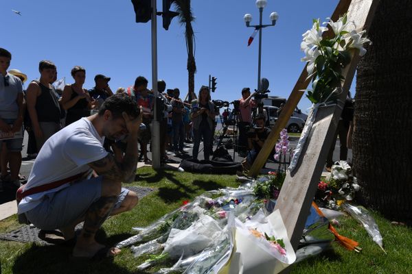 A man kneels and holds his head on July 15, 2016 in front of flowers placed near the site in Nice where a gunman smashed a truck into a crowd of revellers celebrating Bastille Day, killing at least 84 people. A man kneels and holds his head on July 15, 2016 in front of flowers placed near the site in Nice where a gunman smashed a truck into a crowd of revellers celebrating Bastille Day, killing at least 84 people. - Sputnik International