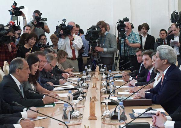Russian Foreign Minister Sergei Lavrov, left, and US Secretary of State John Kerry, right, at a meeting in Moscow. - Sputnik International